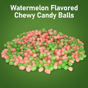 Può includere: Un mucchio di caramelle gommose al gusto di anguria, nei toni del rosa e del verde. Le caramelle sono sparse su uno sfondo verde. Il testo "Watermelon Flavored Chewy Candy Balls" è nella parte superiore dell'immagine.