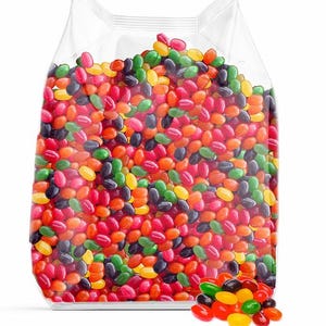 Puede incluir: Una bolsa de plástico transparente llena de una gran variedad de coloridas gominolas. Las gominolas son de varios colores, incluyendo rojo, verde, amarillo, naranja, negro y morado. Un pequeño montón de gominolas se ha derramado.