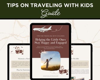 Könnte beinhalten: Drei Tablets zeigen einen Reiseführer für Kinder. Das Cover des Reiseführers zeigt ein Flugzeug und den Text "Helping the Little Ones Stay Happy and Engaged". Der Reiseführer bietet Tipps für Reisen mit Kindern.