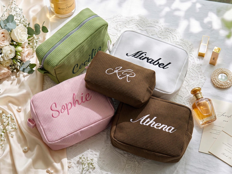 Pu&ograve; includere: Cinque trousse per cosmetici personalizzate in vari colori: verde, bianco, rosa e marrone. Ogni trousse presenta nomi ricamati: Cecilia, Mirabel, Sophie, KR e Athena. Le trousse sono rettangolari con chiusura a cerniera.