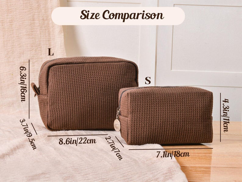 Pu&ograve; includere: Confronto delle dimensioni di due trousse marroni con texture a nido d'ape, etichettate 'L' e 'S'. La borsa pi&ugrave; grande &egrave; larga 22 cm e alta 16 cm. La borsa pi&ugrave; piccola &egrave; larga 18 cm e alta 11 cm.