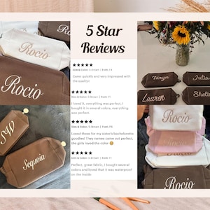 Pu&ograve; includere: Un assortimento di trousse personalizzate in vari colori, tra cui marrone, bianco e rosa, con nomi ricamati. L'immagine presenta anche una sezione con recensioni a 5 stelle.