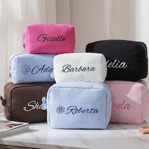 Gepersonaliseerde make-uptas met naamwafel, aangepaste toilettas, make-uptas met geborduurd monogram, make-uptasje bruidsmeisje, kerstcadeau, cadeau voor haar