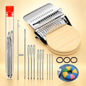 Op de afbeelding: Een stopset bestaande uit een metalen weefgereedschap met een houten schijf, een doorzichtige plastic opbergkoker met een rode dop met zilveren naainaalden, diverse extra lange metalen naalden, drie zwarte elastiekjes en een kleine ronde lap.