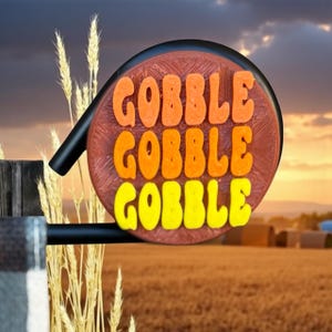 Może przedstawiać: Okrągły znak z napisem "GOBBLE GOBBLE GOBBLE" w pomarańczowych i żółtych literach 3D. Znak jest brązowy z czarną obwódką i jest zamontowany na czarnym metalowym ramieniu. Tło przedstawia pole pszenicy i zachód słońca.