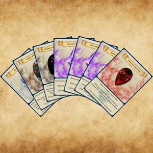 Könnte beinhalten: Eine Sammlung von Fantasy-Spielkarten mit verschiedenen Edelsteinen. Die Karten zeigen Illustrationen von Edelsteinen wie Diamanten, Amethysten und einem roten Rubin. Jede Karte enthält Text, der ihre Eigenschaften und Aktionen beschreibt.