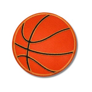 Puede incluir: Parche de baloncesto naranja redondo con líneas negras y borde dorado. Este parche de temática deportiva es ideal para personalizar ropa o bolsos. El diseño es una representación clásica de una pelota de baloncesto.