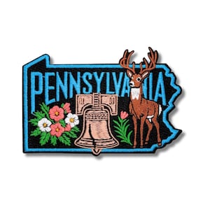 Könnte beinhalten: Gestickter Aufnäher in Form von Pennsylvania mit dem Staatsnamen in Blau, einem braunen Hirsch, der Freiheitsglocke und Blumen. Der Aufnäher hat einen schwarzen Rand und eignet sich für Jacken, Taschen oder andere Stoffartikel.