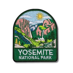 Pode incluir: Patch bordado com uma vista do Parque Nacional de Yosemite. O design inclui montanhas, cachoeiras, árvores e um sol em um céu azul. O texto "YOSEMITE NATIONAL PARK" está na parte inferior em letras brancas sobre um fundo verde.