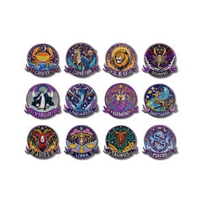 Op de afbeelding: Een verzameling van twaalf kleurrijke dierenriemteken patches. Elke patch heeft een unieke illustratie en de naam van het teken. De patches zijn rond met een decoratieve rand en een banner aan de onderkant. De tekens zijn Kreeft, Steenbok, Leeuw, Schorpioen, Maagd, Waterman, Tweelingen, Boogschutter, Ram, Weegschaal, Stier en Vissen.