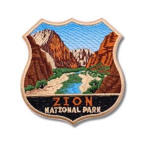 Puede incluir: Un letrero de madera rústica con el texto "Welcome to our home" en letras blancas. El letrero presenta un acabado envejecido y un diseño simple y acogedor, perfecto para la decoración de la puerta principal.