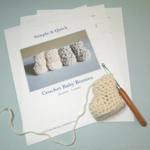 K&ouml;nnte beinhalten: Ein H&auml;kelmuster f&uuml;r Babyschuhe, mit einer Nahaufnahme eines geh&auml;kelten Sch&uuml;hchens und einer H&auml;kelnadel. Das Muster ist mit "Simple & Quick Crochet Baby Booties, Newborn - 3 months" betitelt.