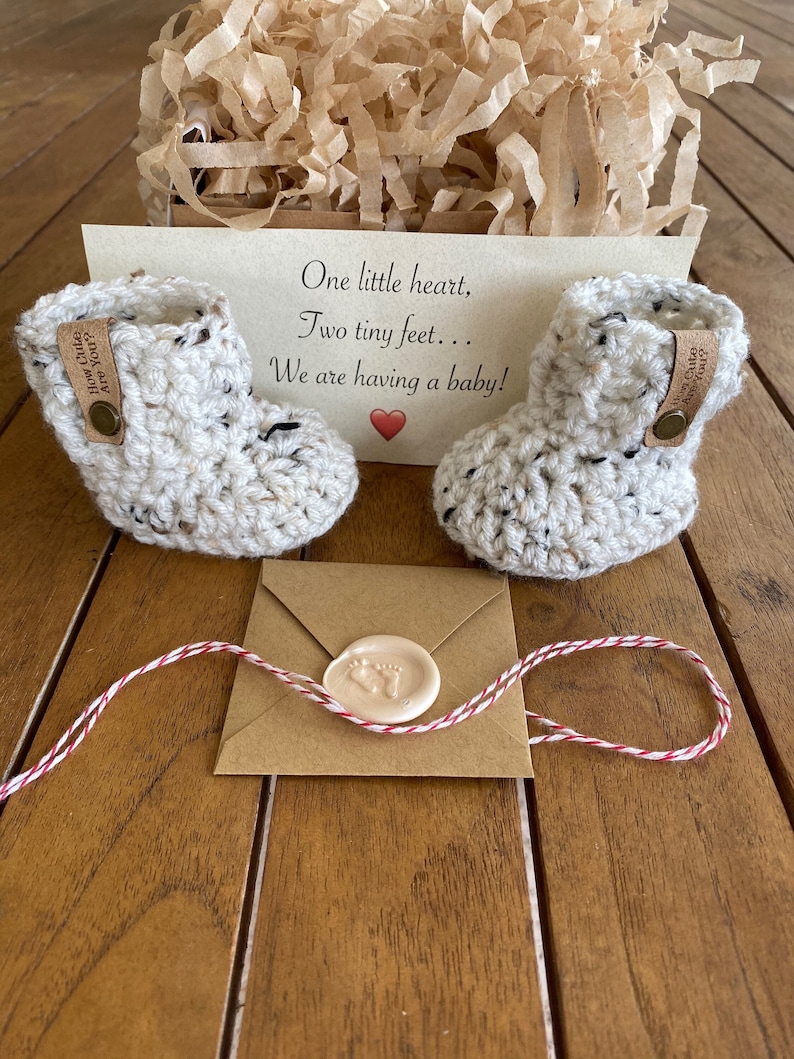 These adorable little booties are the perfect way to announce your pregnancy.  Perfect for grandparents, new daddy, aunts and uncles.  Message is printed in your language of choice.