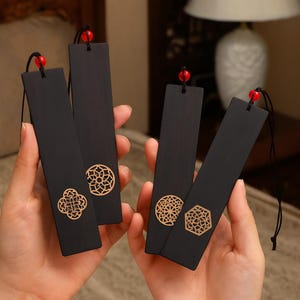 Handcrafted Mahogany Bookmark: Chinese Window Grille Inlay