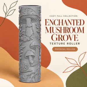 Puede incluir: Un rodillo de textura gris de forma cilíndrica con diseños en relieve de varios hongos, un caracol, helechos y raíces de árboles. El texto a la derecha dice COZY FALL COLLECTION ENCHANTED MUSHROOM GROVE TEXTURE ROLLER PHYSICAL ROLLER.