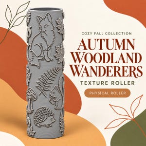 Puede incluir: Un rodillo de textura cilíndrico gris con motivos forestales en relieve que incluyen un zorro, una ardilla, un erizo, una seta, un helecho y varias hojas. El texto dice COZY FALL COLLECTION AUTUMN WOODLAND WANDERERS TEXTURE ROLLER.