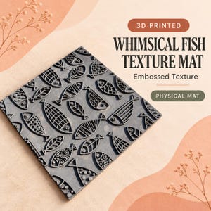 Pode incluir: Um tapete de textura cinza-escuro impresso em 3D de formato quadrado com um padrão em relevo de vários desenhos de peixes com diferentes marcações geométricas. O texto na imagem diz 3D PRINTED WHIMSICAL FISH TEXTURE MAT Embossed Texture PHYSICAL MAT.