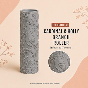 Puede incluir: Un rodillo gris impreso en 3D con una textura en relieve que muestra un pájaro cardenal posado en una rama de acebo. El texto en la imagen dice 3D PRINTED CARDINAL & HOLLY BRANCH ROLLER Embossed Texture. Vista previa del producto • El color real puede variar.