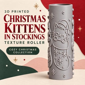 Puede incluir: Un rodillo de textura gris impreso en 3D de forma cilíndrica con diseños en relieve de gatitos con gorros de Papá Noel dentro de calcetines navideños, rodeados de copos de nieve. El texto dice 3D PRINTED CHRISTMAS KITTENS IN STOCKINGS TEXTURE ROLLER COZY CHRISTMAS COLLECTION.