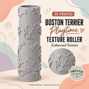 Può includere: Un rullo per texture cilindrico grigio stampato in 3D con un motivo in rilievo di facce di Boston Terrier, impronte di zampe e ossa. Il testo sull'immagine recita 3D PRINTED BOSTON TERRIER Playtime TEXTURE ROLLER Embossed Texture PAWS & PLAY COLLECTION.