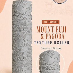 Puede incluir: Un rodillo de textura gris impreso en 3D con un diseño en relieve del monte Fuji, una pagoda, flores de cerezo y nubes. El texto en la imagen dice Treasures of Japan Collection, 3D Printed, Mount Fuji & Pagoda Texture Roller y LLPottery.