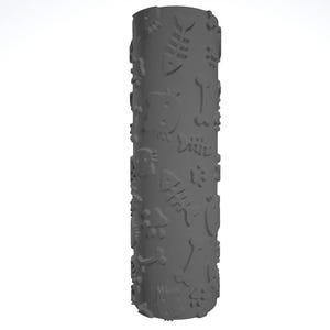 Peut inclure: Un rouleau cylindrique gris avec des motifs en relief sur le thème des chats. Le rouleau présente des motifs répétés d'arêtes de poisson, d'empreintes de pattes, de visages de chats et d'os. Idéal pour les loisirs créatifs.