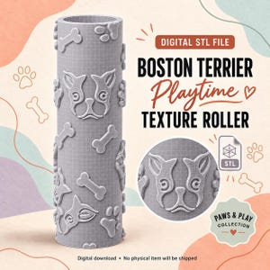 Può includere: Un rullo per texture cilindrico grigio con rilievi di volti di Boston Terrier, impronte di zampe e forme di ossa. Il testo recita DIGITAL STL FILE, BOSTON TERRIER Playtime TEXTURE ROLLER, STL e PAWS & PLAY COLLECTION.
