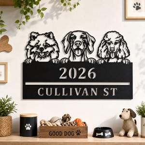 Letrero metálico personalizado para la dirección de la casa con tres razas de perros, nombre de calle y año personalizados, letrero metálico para la pared del porche delantero con el número de la casa y tres mascotas.