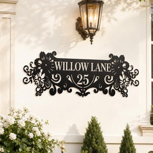 Personlig metallskylt med blommigt rullmönster, metallskylt med husadress och vintagemotiv, utsmyckad virvel, metallskylt med gatunamn och nummer för entrén.