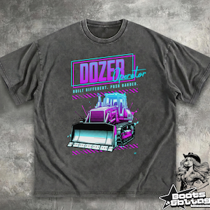Könnte beinhalten: Dunkelgraues T-Shirt mit einem farbenfrohen Bulldozer-Motiv und dem Text "DOZER Operator" im Neon-Stil. Das T-Shirt enthält auch den Text "BUILT DIFFERENT. PUSH HARDER."