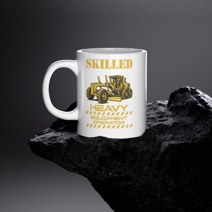 Taza de cerámica de 325 ml (11 oz) con diseño de operador de maquinaria pesada: excavadora, cargadora y camión volquete.