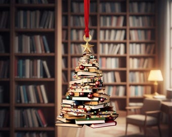 Könnte beinhalten: Weihnachtsbaumschmuck in Form eines Baumes aus gestapelten Büchern. Der Schmuck ist mit kleinen Kugeln und einem goldenen Stern verziert. Er hängt an einem roten Band. Der Hintergrund ist eine Bibliothek.