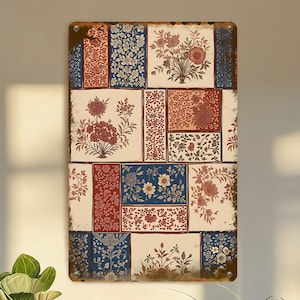 Può includere: Una targa da parete rettangolare in metallo con un design a patchwork di vari motivi floreali nelle tonalità del rosso, blu e crema. L'opera è suddivisa in più sezioni, ognuna delle quali mostra distinte illustrazioni botaniche e motivi complessi.