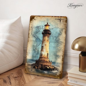 Könnte beinhalten: Metallschild mit einem Leuchtturm im Vintage-Stil auf einem felsigen Ufer, vor einem verblassten Weltkartenhintergrund. Der Leuchtturm ist beige und braun, mit einem hellgelben Licht. Das Schild hat ein gealtertes Aussehen.
