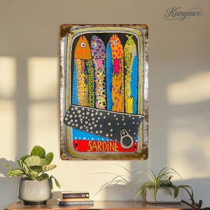 Pode incluir: Uma placa de metal decorativa com um design de lata de sardinhas. A obra de arte retrata cinco peixes estilizados com padrões e cores vibrantes, incluindo laranja, roxo e amarelo. A lata é rotulada "Sardine" em texto vermelho, com uma tampa preta e cinza.