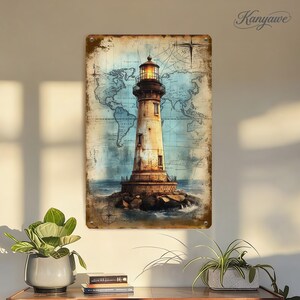 Könnte beinhalten: Vintage-Metallschild mit einem Leuchtturm auf einer felsigen Insel, vor dem Hintergrund einer Weltkarte. Der Leuchtturm ist beige mit einem dunkelbraunen Dach, und das Schild hat ein abgenutztes, gealtertes Aussehen. Das Schild hat das Wort "Kanyawae" in der oberen rechten Ecke.