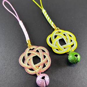 Japoński zestaw zawieszek Mizuhiki Plum Knot Charm z dzwoneczkami – różowy i żółty | Tradycyjny amulet na szczęście | Ręcznie robiony japoński prezent