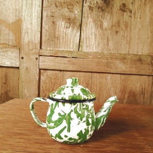 Vintage Enamel Teapot Set – Green Marbled Blirik Pattern – Handmade Indonesian Kitchenware – Rustic Tea Set – Cottagecore Home Decor