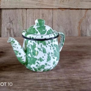 Vintage grün marmorierte Emaille Teekanne, indonesische rustikale Küchengeschirr, Retro Swirl Teekanne