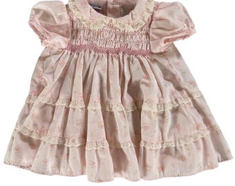 Vestido vintage Polly Flinders con fruncido a mano y encaje floral rosa, talla 0-3 meses.