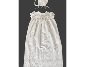 Conjunto de vestido y gorro de bautizo vintage, bordado con encaje, reliquia familiar, 0–6 meses.