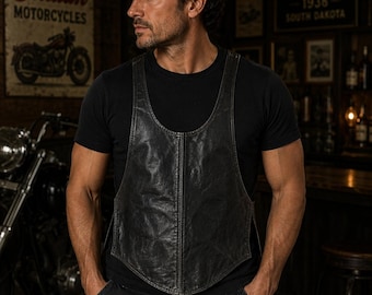 Chaleco deportivo vintage de cuero negro estilo motociclista grunge con espalda cruzada.