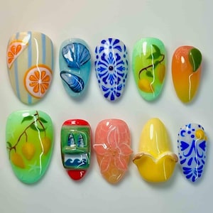 Uñas prensadas de cítricos de verano hechas a mano / Arte frutal de limón y naranja con acento de azulejo azul / Uñas almendradas con un toque mediterráneo fresco imagen 1