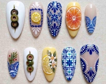 Uñas postizas mediterráneas hechas a mano / Aceitunas 3D, rodajas de cítricos y azulejos de Talavera, base de cuadros vichy / Uñas almendradas para una estética veraniega