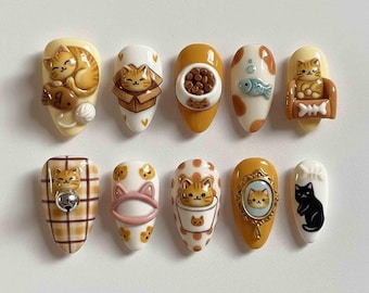 Handgemaakte schattige kattenpers op nagels | Kittens, vissen, balgaren, bellen en pootafdrukken | Amandelnagels voor een speelse, gezellige sfeer