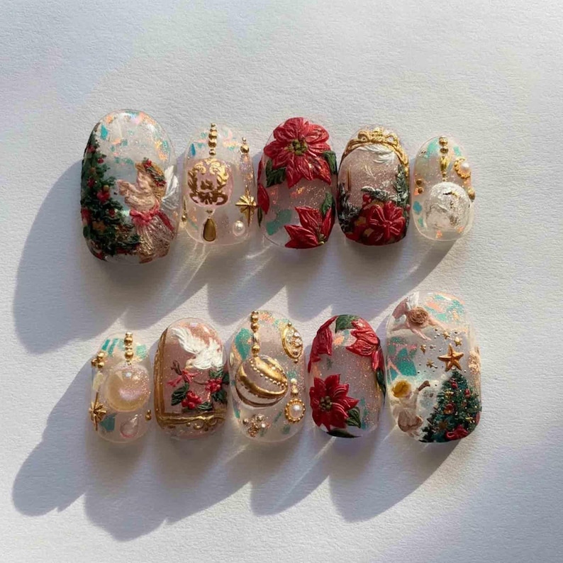 K&ouml;nnte beinhalten: Ein Set aus zehn k&uuml;nstlichen N&auml;geln mit Weihnachtsmotiv. Jeder Nagel zeigt aufwendige Designs, darunter Weihnachtsstern, Weihnachtsb&auml;ume und goldene Akzente. Die N&auml;gel sind in verschiedenen Farben lackiert, darunter Rot, Gr&uuml;n und Gold, mit einem gl&auml;nzenden Finish.