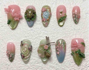 Uñas postizas hechas a mano con diseño de jardín zen / Arte 3D de loto, rana, mariposa y libélula / Uñas almendradas para un estilo inspirado en la naturaleza