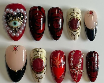 Gothic Royal Red Drücken Sie die Nägel | 3D Barock, Kreuz & Auge Detail | Dramatische Schwarz und Gold Nail Art Set | Handgefertigte Vampirkern Nägel
