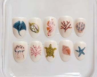 Unghie finte ispirate all'oceano / Set di unghie con adorabili animali marini / Manicure da spiaggia personalizzata dipinta a mano
