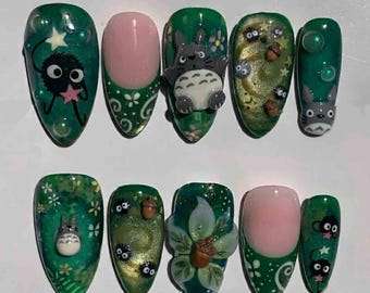 Uñas postizas hechas a mano con motivos de espíritus del bosque / Totoro 3D, duende del hollín, bellota y arte floral / Uñas almendradas verdes para un estilo fanático del anime